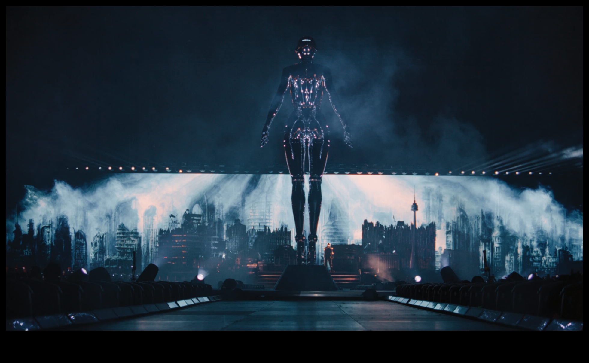 Beyond the Palms: ienirstiet Statement Hand Art valdzināšanā