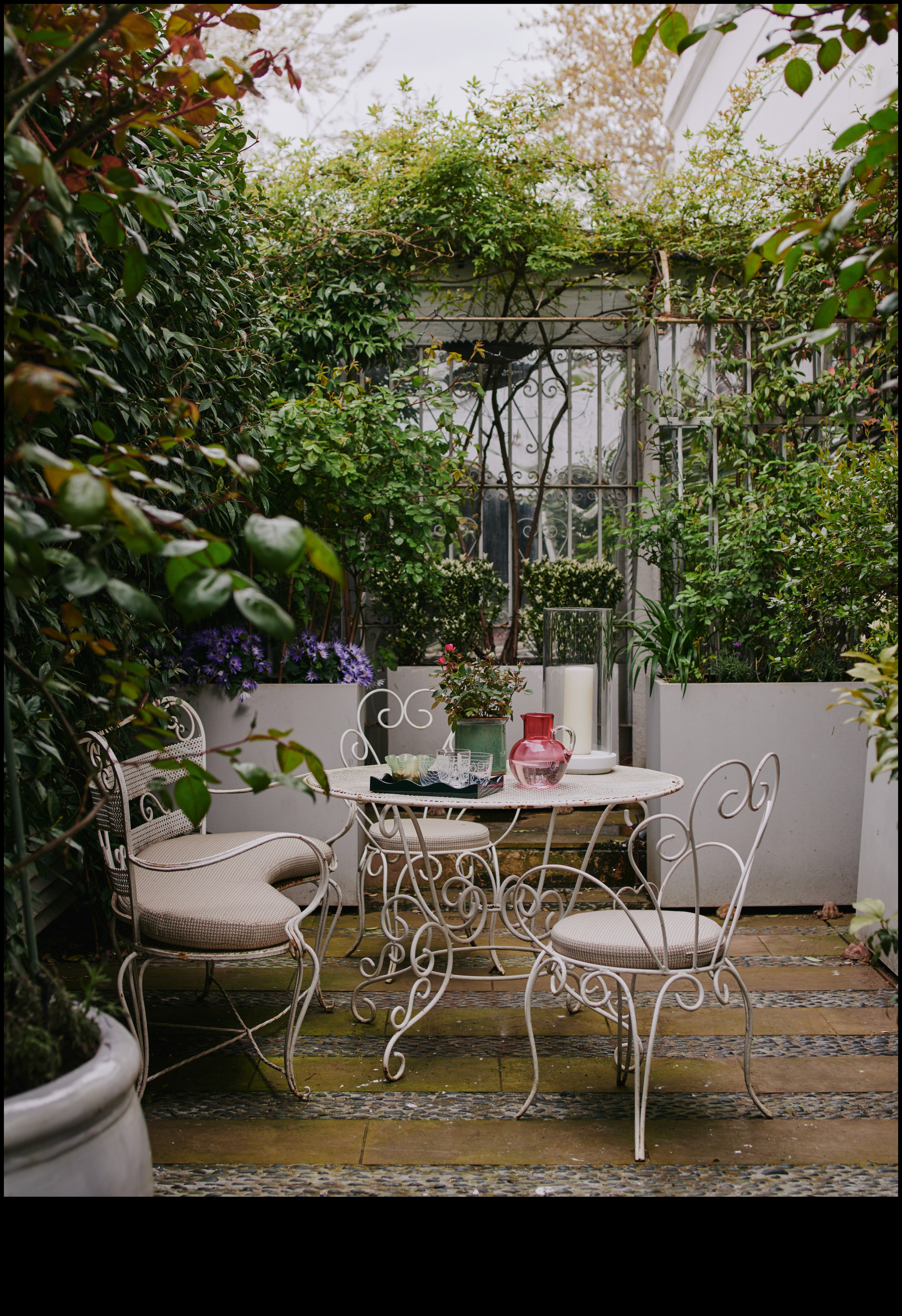 Veidojiet savu āra patvērumu: stilīgas dārza mēbeles