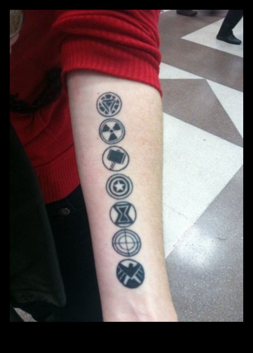 Miniatūras brīnums: sīki plaukstas tetovējumi ar drosmīgu klātbūtni