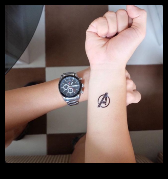 Miniatūras brīnums: sīki plaukstas tetovējumi ar drosmīgu klātbūtni