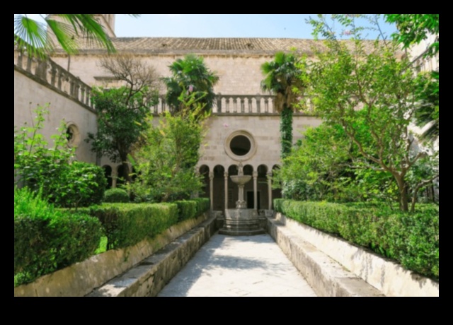 Klostera krāsas: dinamiskas ainas gotikas klosteru pagalmos