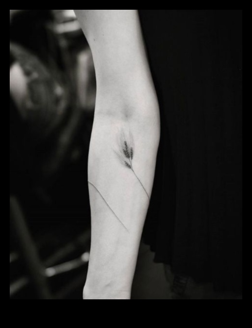 Tintes čuksti: smalks un elegants tetovējumu dizains