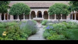 Klostera krāsas: dinamiskas ainas gotikas klosteru pagalmos