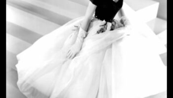 Vecās skolas izsmalcinātība: retro tērpi mūsdienīgai elegancei